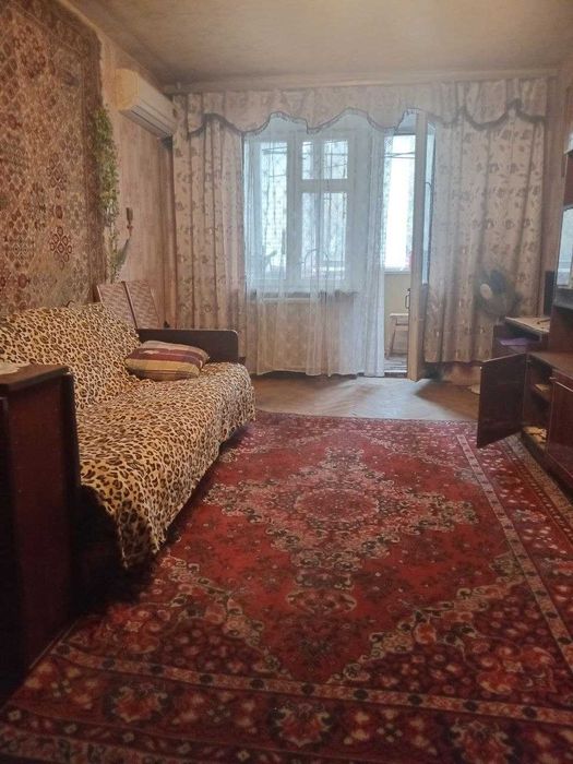 Двокімнатна в центрі поруч з метро Олімпійська, є газ!