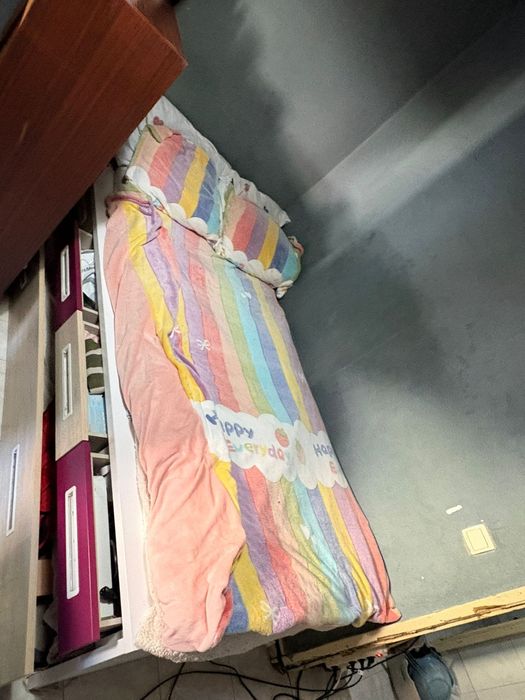 Vendo 2 camas e  3 colchões de solteiro, uma cama é com auxiliar