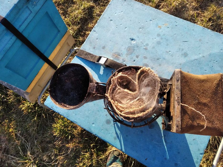 Ekologiczne paliwo do podkurzacza  Pszczoły odkłady matki