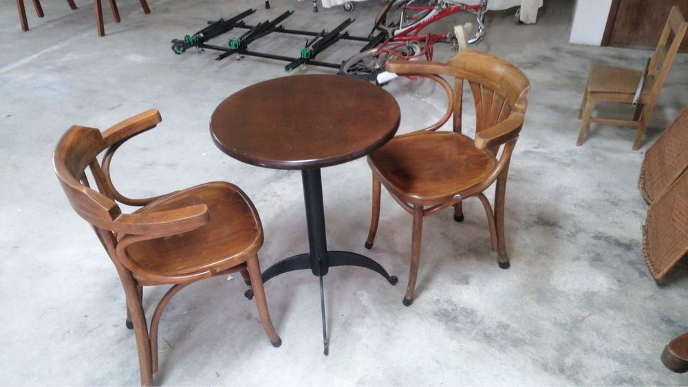 3 Cadeiras e 1 mesa de café elegantes