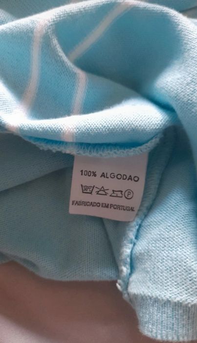 Camisola azul com riscas brancas