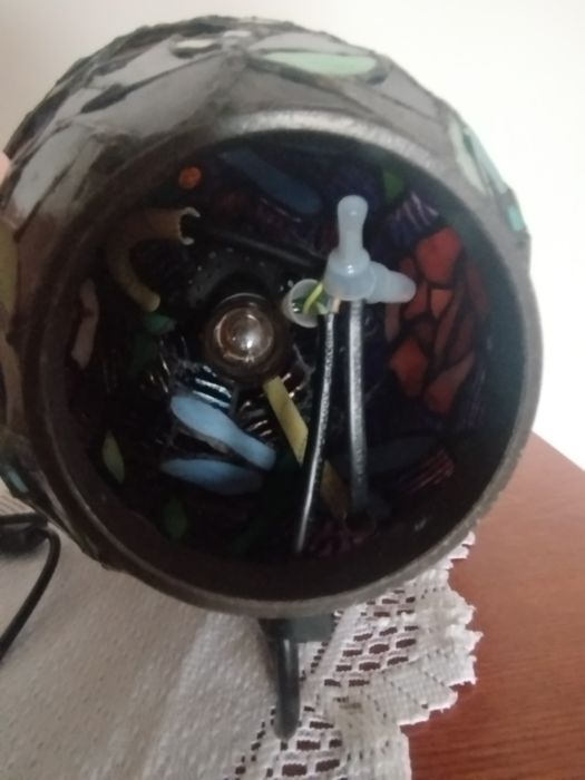 Lampa witrażowa w stylu Tiffany – róże i ważka – piękna dekoracja