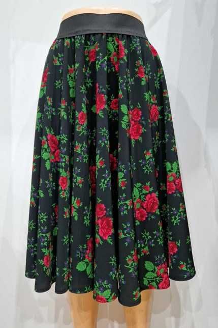 Spódnica ludowa czarna w kwiaty z pełnego koła M(38)