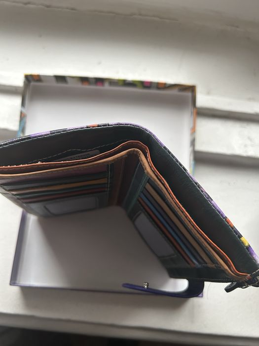 Кожаный кошелек, под раскрытую купюру