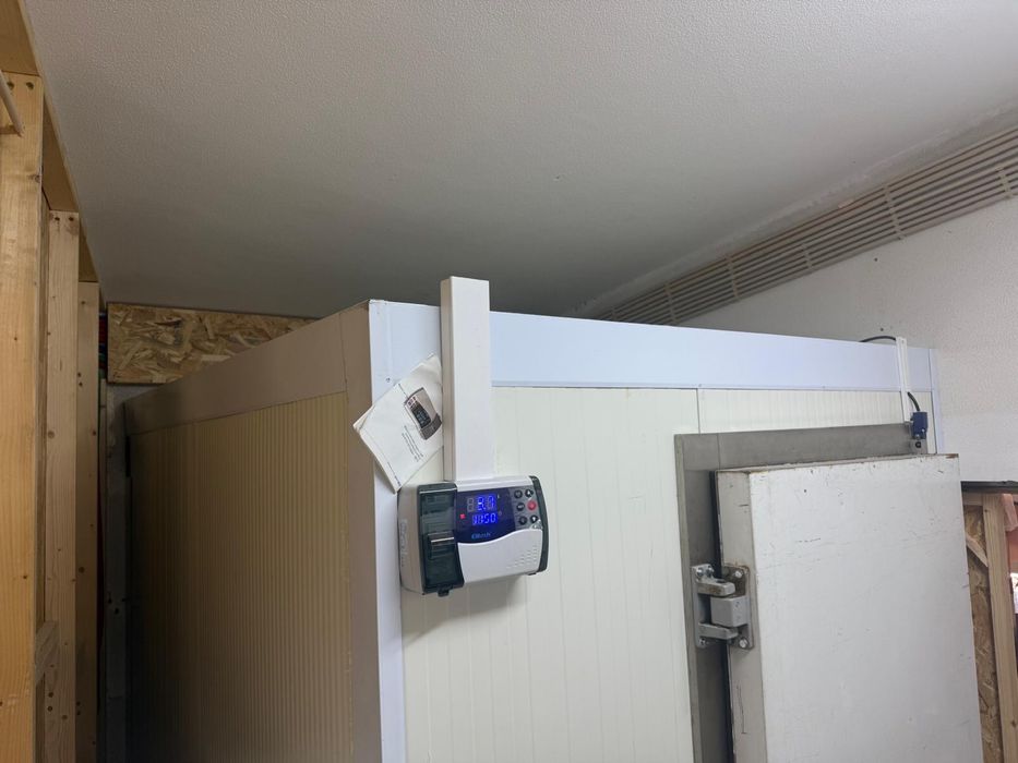 Vendo câmara frigorífica / arca de congelação completa.