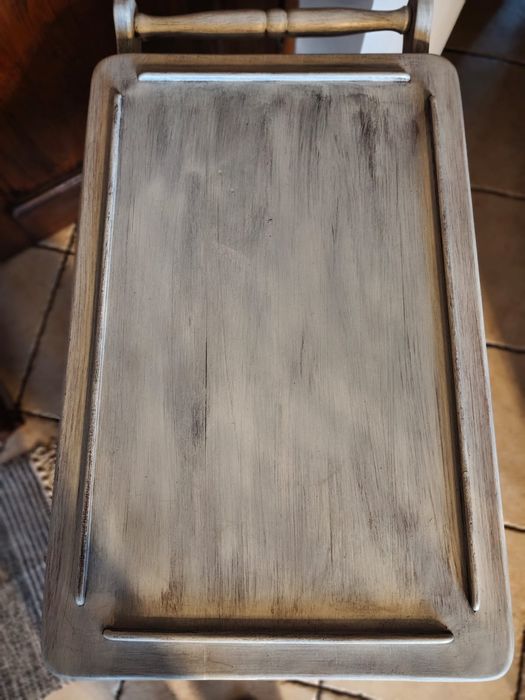 Dębowy barek na kółkach