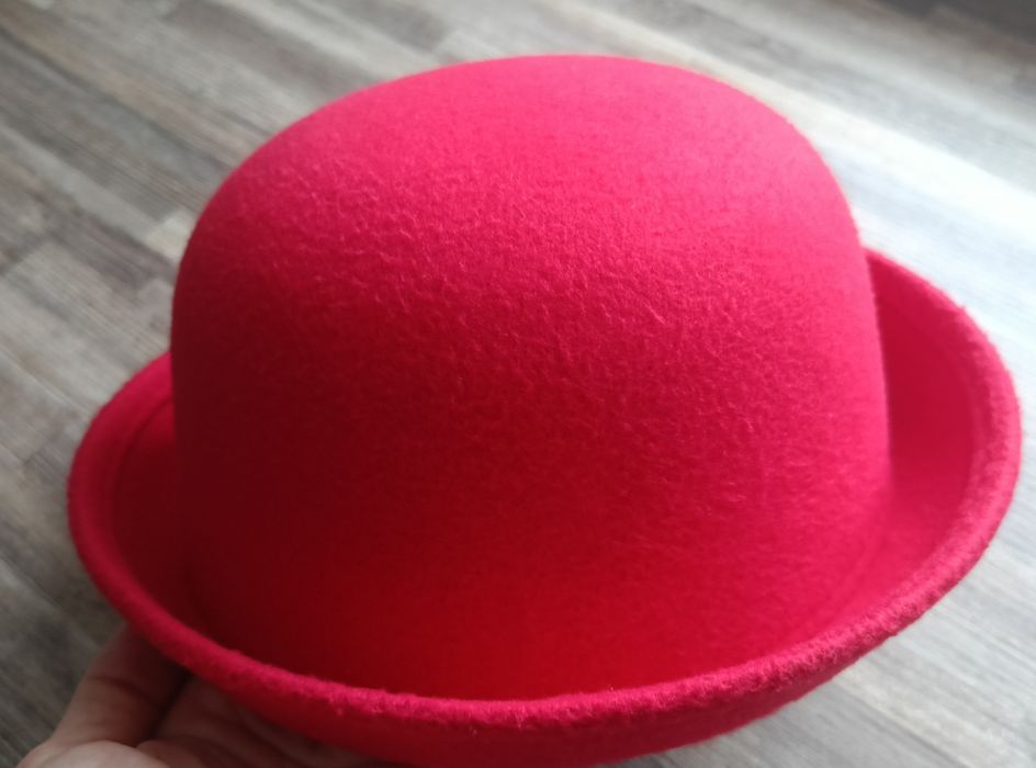 Жіночий капелюшок червоний