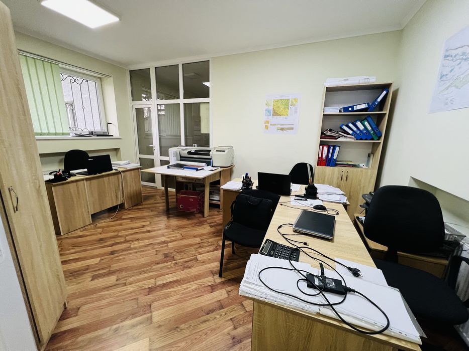 Продаж! Діючий офісний будинок 863м2 з ремонтом + земля 11.6 сот