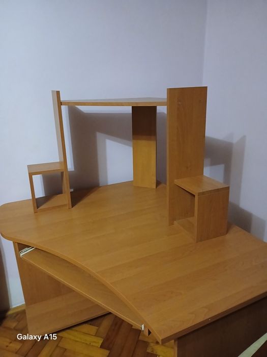 Комп'ютерний стіл