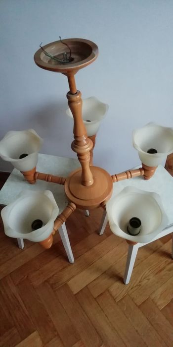 Żyrandol drewniany.
