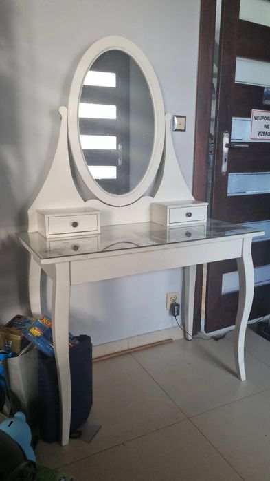 Toaletka  ikea hemnes z lustrem biała plus krzesełko do kompletu