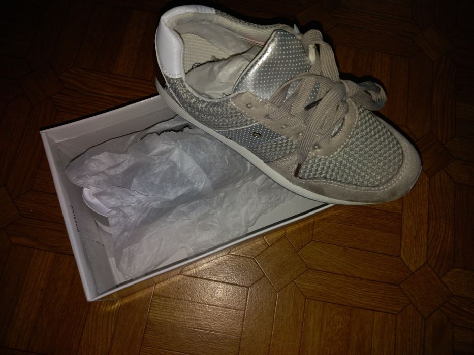 Buty sportowe lekkie.