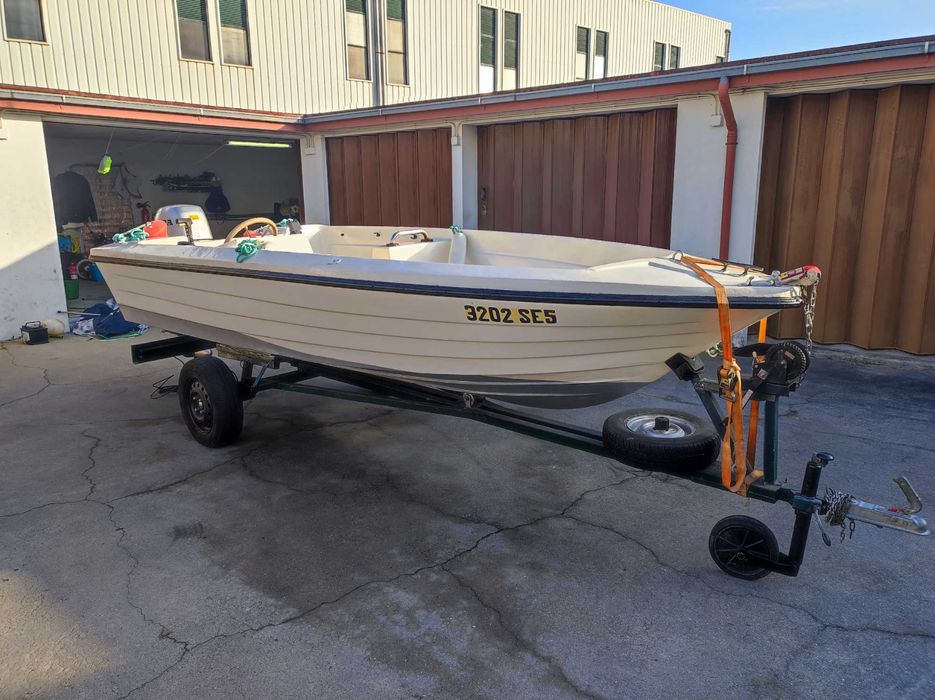 Barco com motor (Honda 25HP 4 tempos) e atrelado