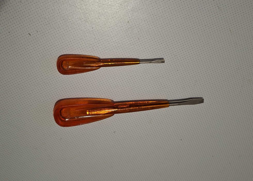 Duas Chaves de fenda de eletricista Ticino 5000v, vintage