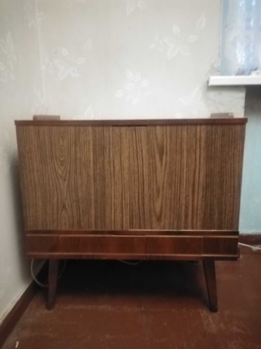 Приліжкова тумба- бар