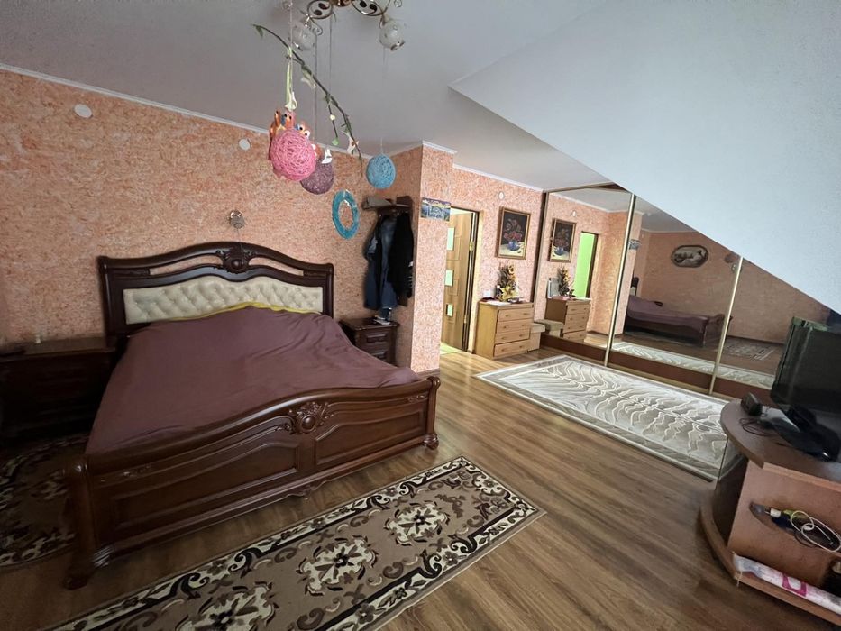 Продаж будинку з окремим гаражем