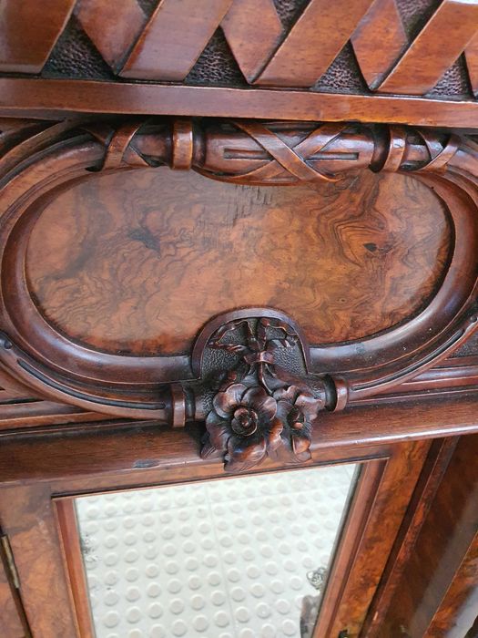 APARADOR PRECIOSO VICTORIANO com imensa personalidade para uma sala