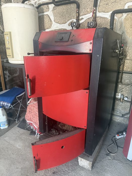 Caldeira de água quente a lenha. Modelo FAR PB L~25/POTENCIA NOM. 25 KW/pressao MAX. 3 bar / tensao 230 V / Frequencia 50 Hz
