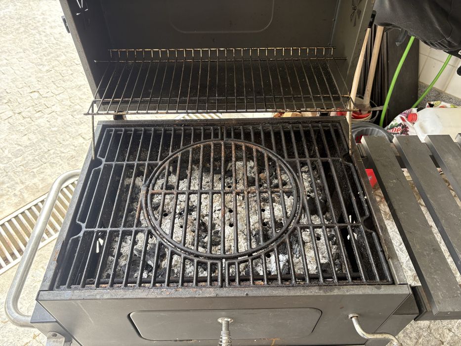 Grelhador a carvao com cozedura
