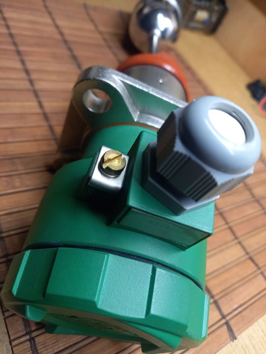 Elektryczny  regulator  dwustanowy poziomu