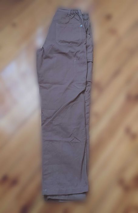 Коричневі брюки штани