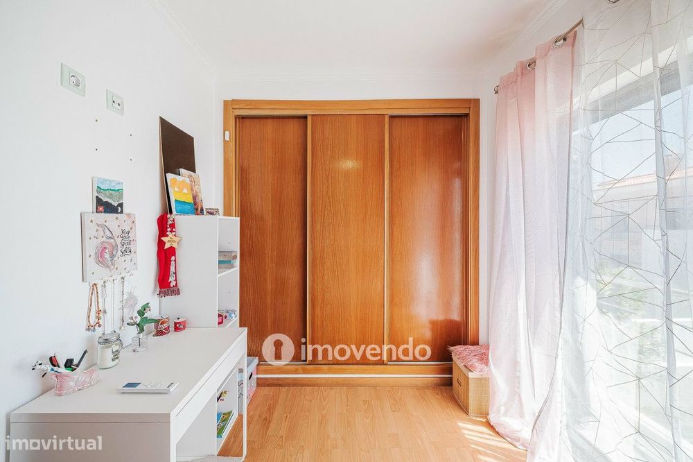 Moradia T3+1 de design moderno, com jardim, na Quinta do Anjo