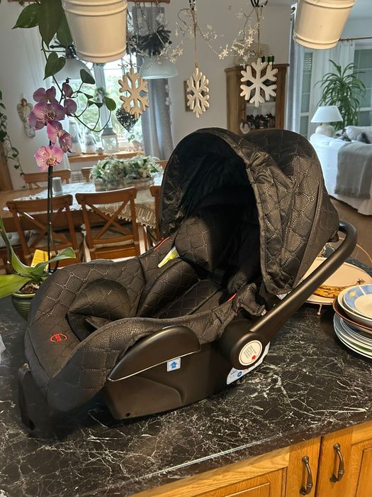 Nowy fotelik samochodowy, nosidełko