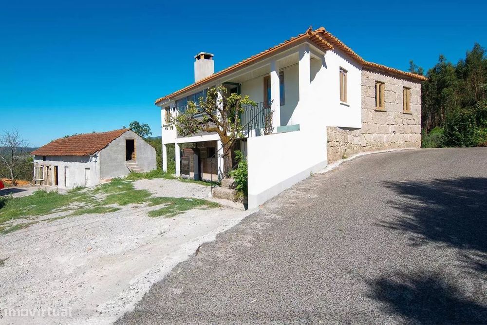 Casa da Serra Verde — Moradia em Granito com Vários Edifícios Registad