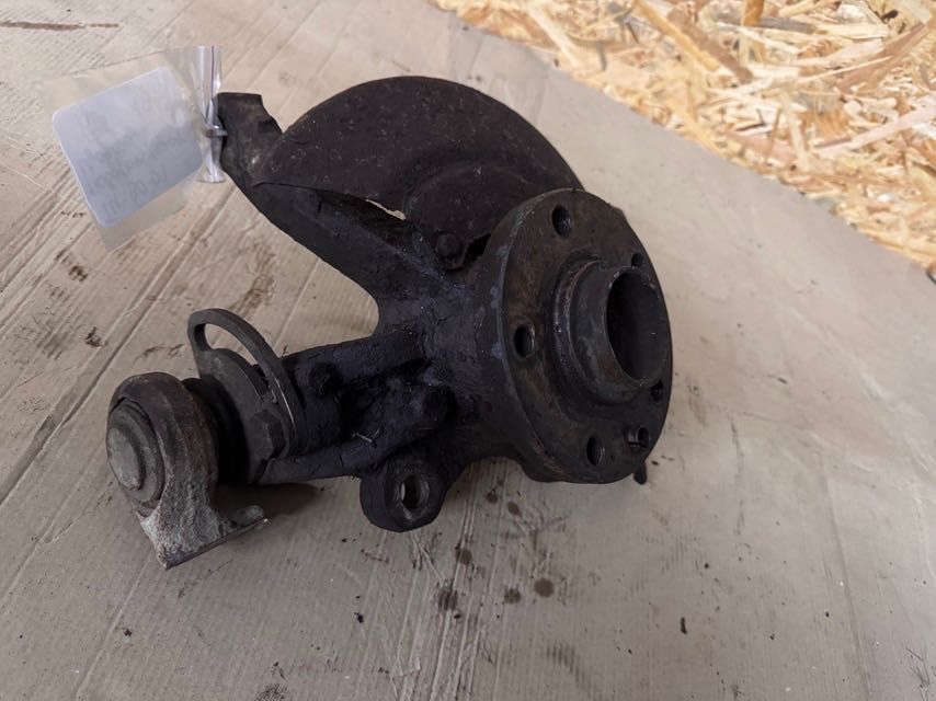 Цапфа поворотна права Volkswagen T4 1990-2003