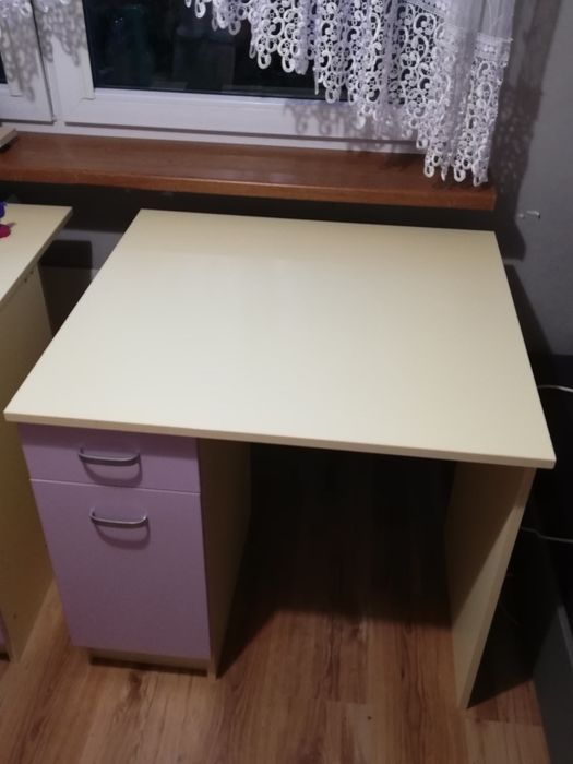 Biurko i wisząca szafka z półkami