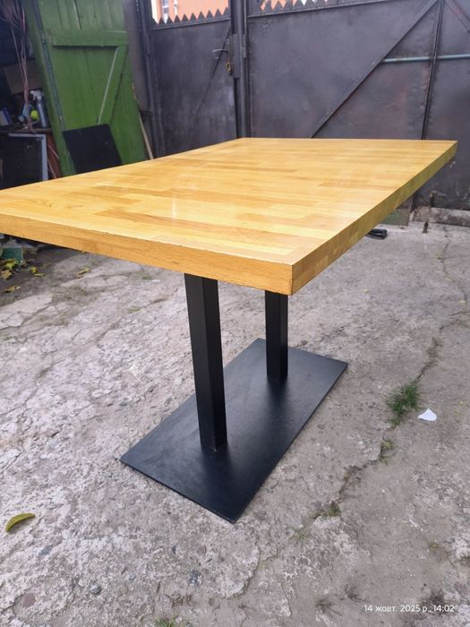 Стіл в гарному стані .