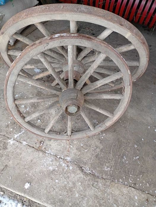 Zabytkowe koła z bryczki