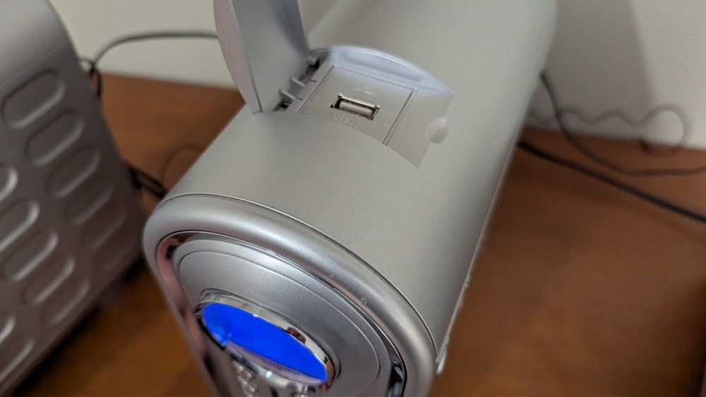 Futurystyczny zestaw audio z pilotem, jak z serialu „Fallout”