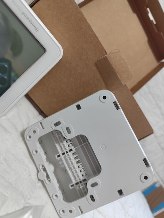 Nowa cena ! Nowy Inteligentny Termostat Honeywell Home T6W Wi-Fi Smart