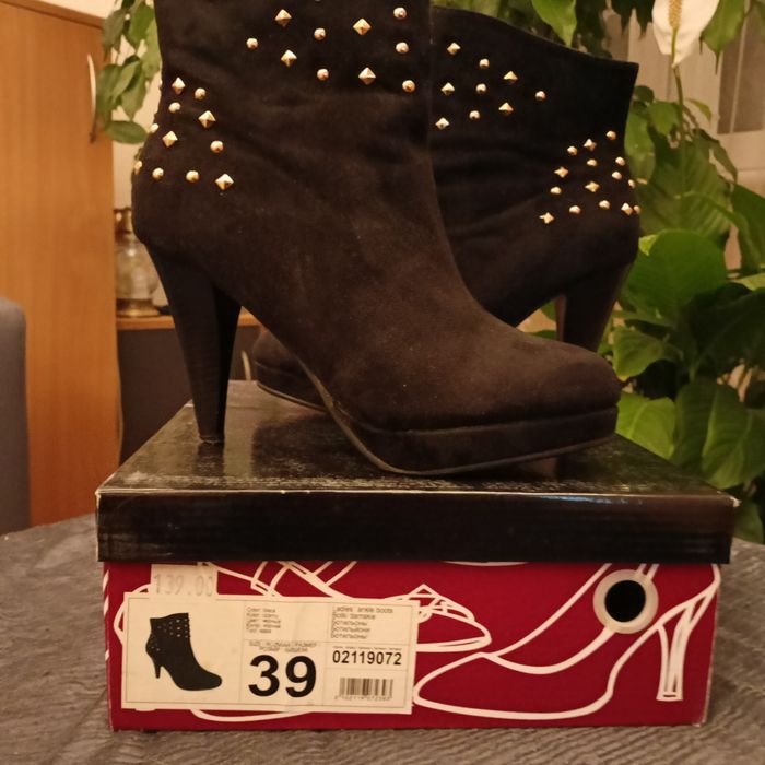 Botki z ćwiekami na platformie 39