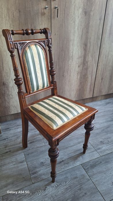 Eklektyczne krzesło z końca XIX wieku lub z około 1900 roku.