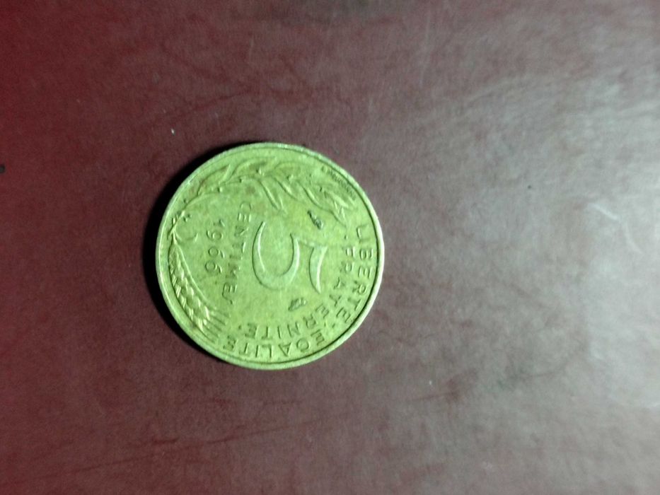 5 cêntimos França 1966. Moeda rara entre outras moedas