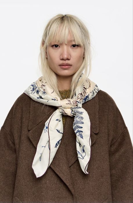 Lenço cru com estampado floral Bimba y Lola