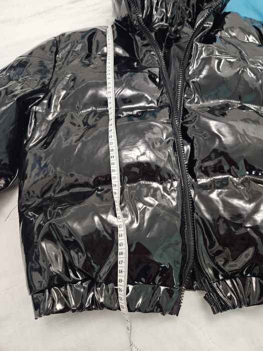 Czarna błyszcząca lakierowana kurtka prettylittlething xxs 32