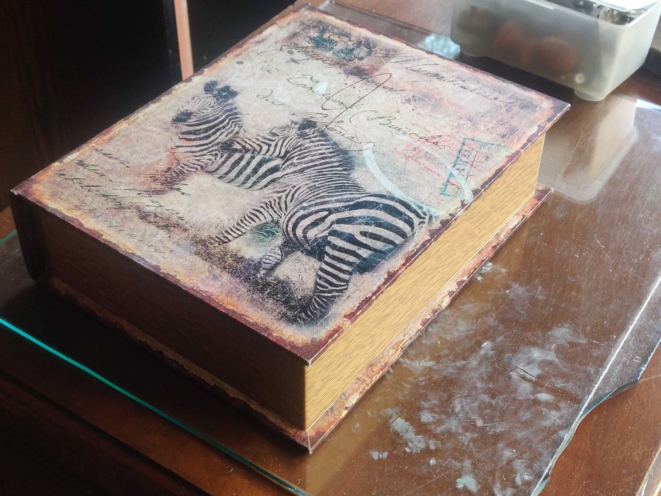 Livro com caixa secreta