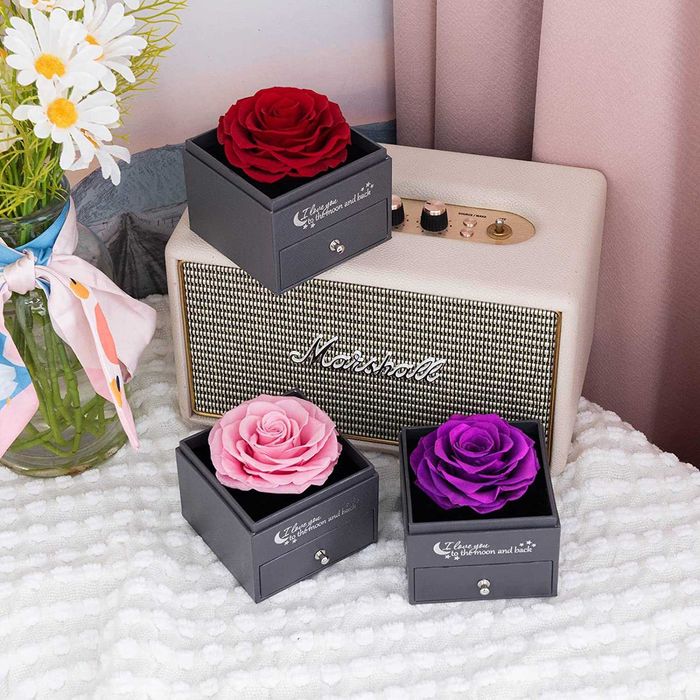 Rosa reservada com corrente de prata para mulher