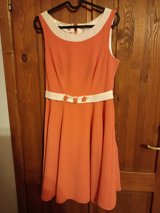 Sukienka elegancka przed kolano