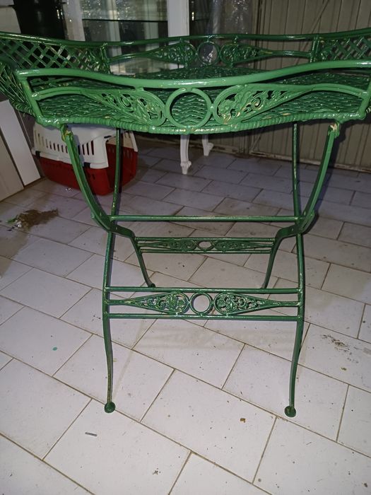 Mesa de chá em ferro e palhinha