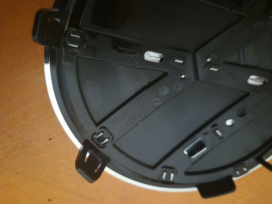 emblemat VW przód – nowy OEM – Passat / Golf / Arteon / Tiguan