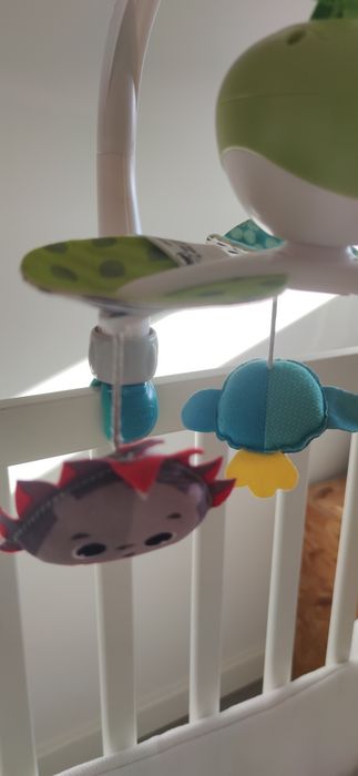 Brinquedo com músicas berço Next2me...
Em pe