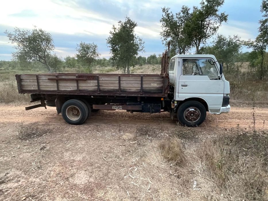 Duas Nissan de 3 e 7 lugares