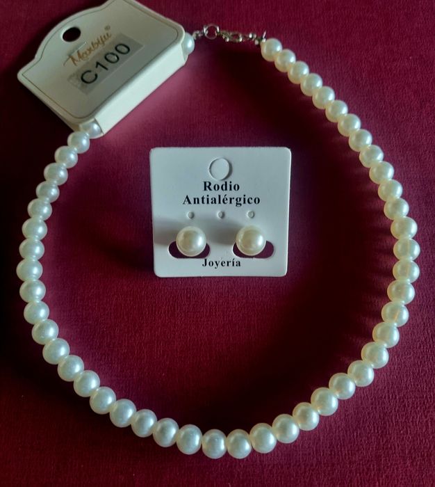 Conjunto (colar/choker e brincos) de pérolas.