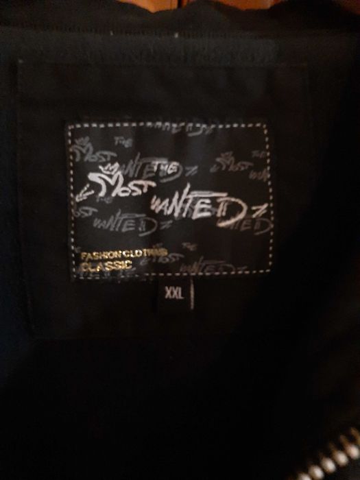 Czarna męska kurtka z napisami