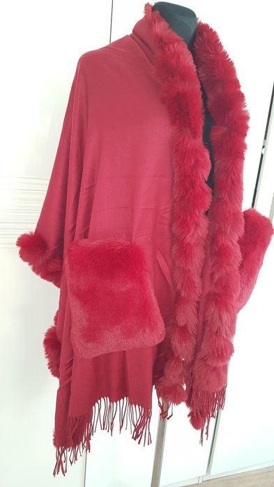 Piękny bordowy szal z kieszeniami