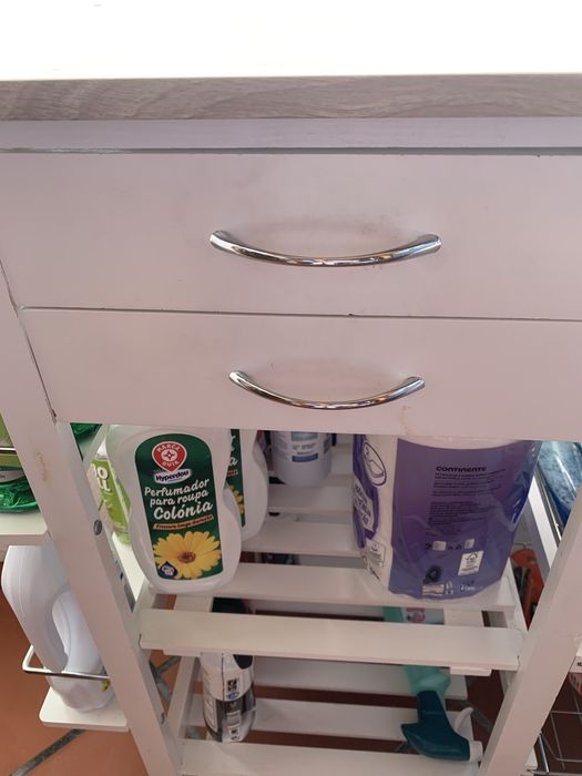 Carrinho de arrumaçao em madeira .